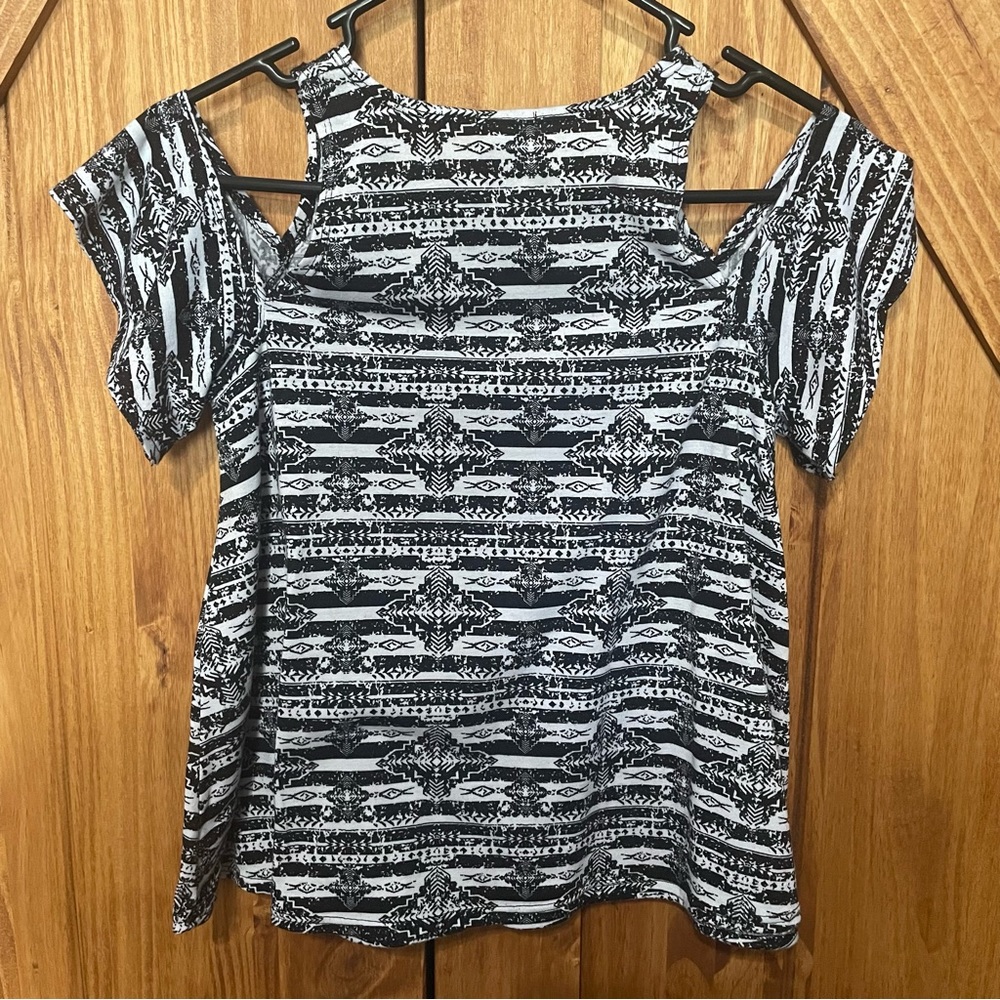 Rue 21 Top - Picture 2 of 3